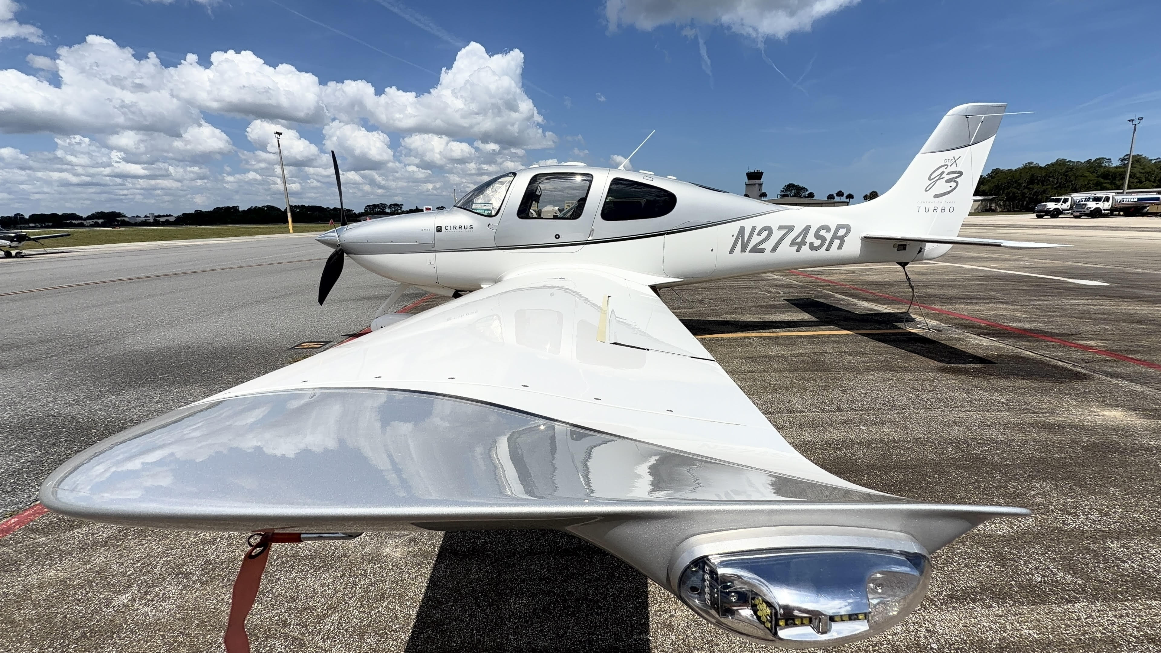 Aircraft on the ramp at Valle Plane Washing